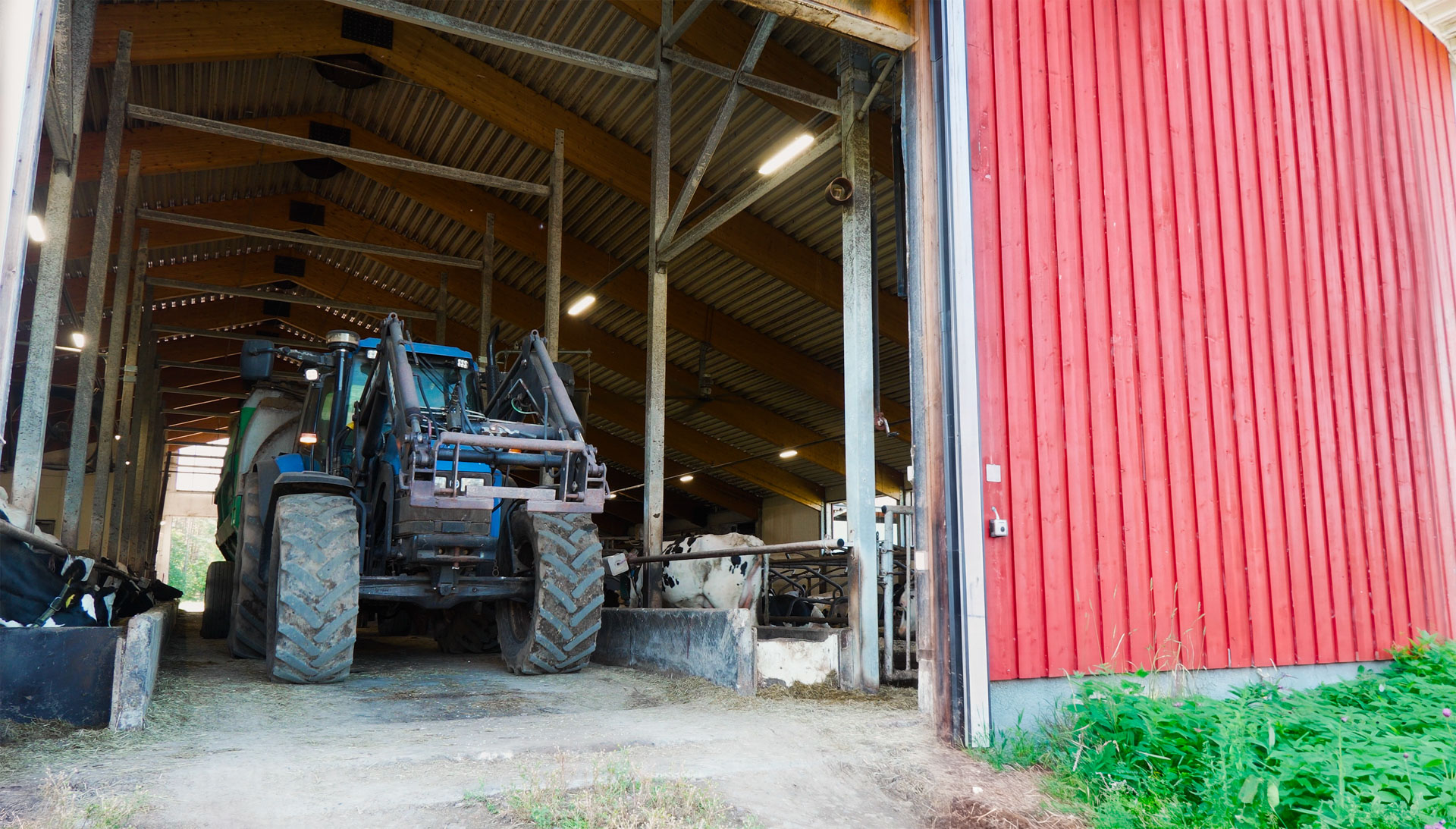New Holland -traktori ja konehallin sisätilat